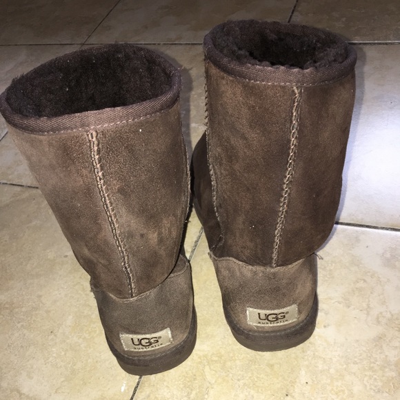 UGG Shoes - Uggs classic short size 8 in chocolate brown